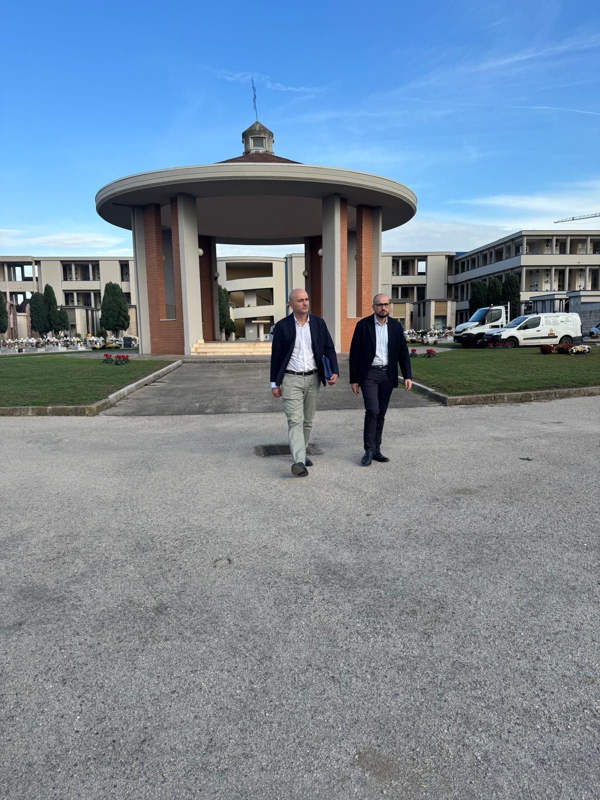 Volla. Cimitero, completati gli interventi di manutenzione e riattivati i quattro ascensori, vicesindaco Carmine Ruotolo “La dignità dei luoghi della memoria è una priorità”. Tutto pronto per la commemorazione dei defunti