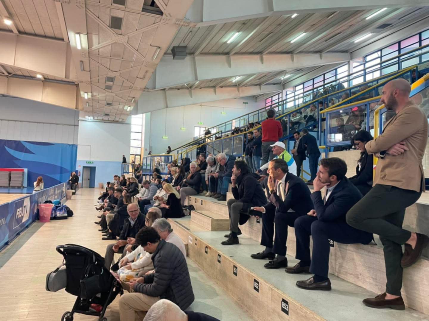 Cercola ha ‘snobbato’ Roberto Fico. Assente anche il M5S locale.  Poche decine di persone sugli spalti al Palazzetto dello Sport  per il grillino candidato Presidente della Regione del Campo Largo. Cirielli in rimonta anche sotto al Vulcano