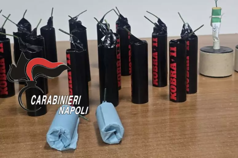 29 ordigni, tra ‘bombe’ e ‘cipolle’, trovati in auto con due bambini a bordo. Scoperti ad un posto di blocco dai Carabinieri della Tenenza di Cercola. Arrestati i genitori