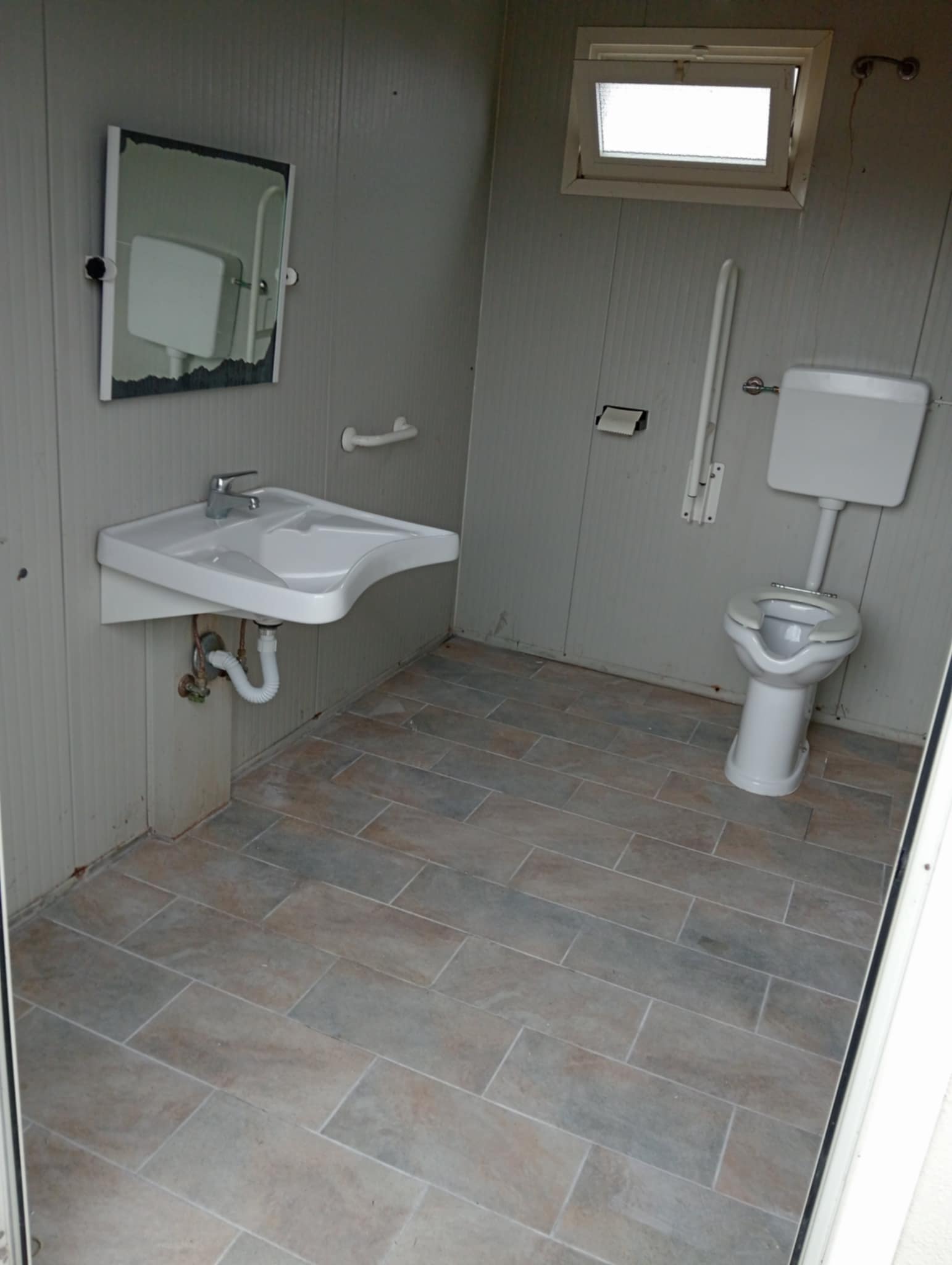 Rifatto il pavimento del bagno, i diversamente abili dopo un anno potranno ritornare al camposanto vesuviano per salutare i propri defunti. Grottesca storia di malamministrazione cimiteriale