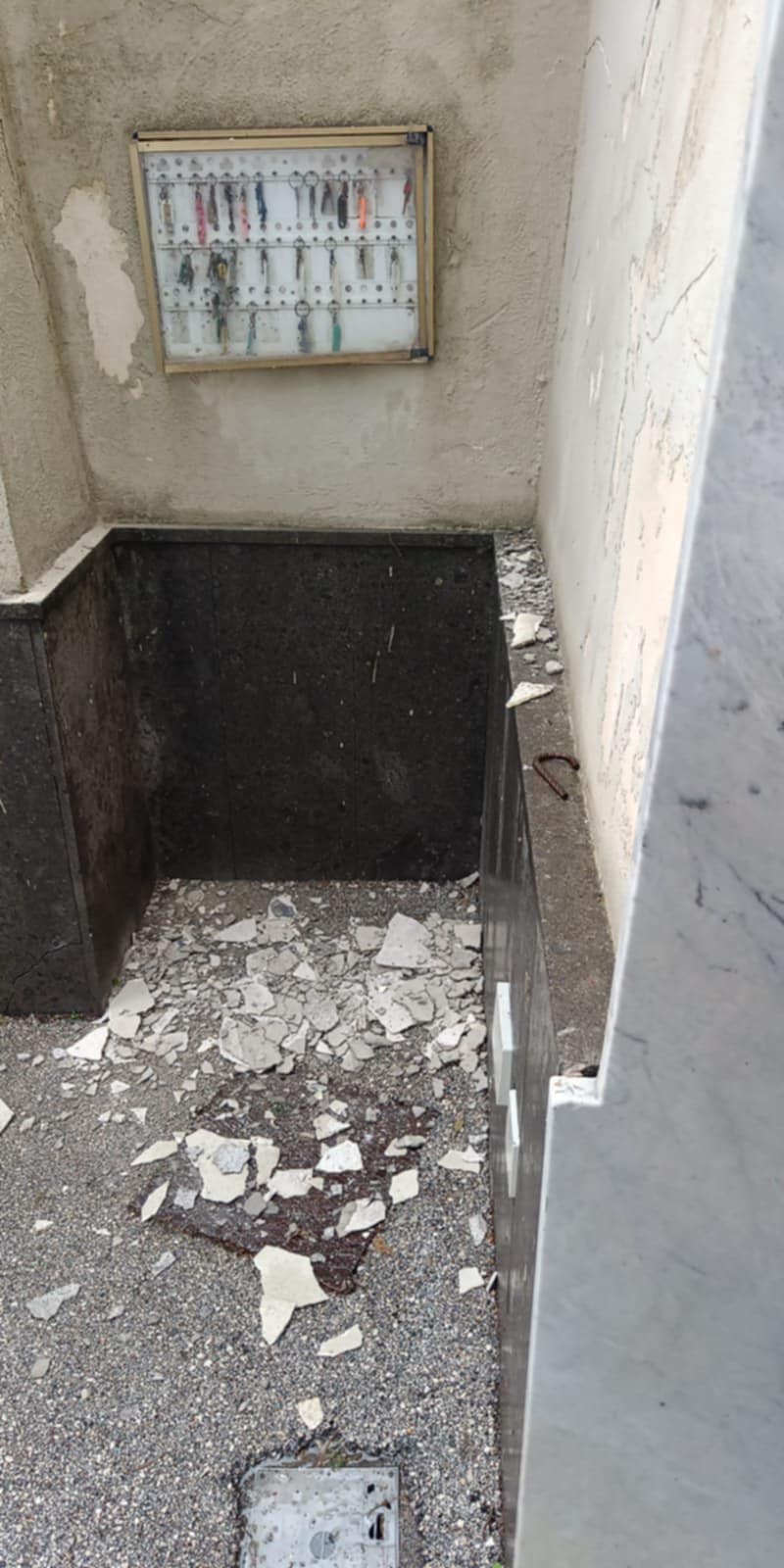 Sfiorata tragedia al Cimitero Consortile. Caduti calcinacci  dal pilone d’ingresso al camposanto vesuviano, a poca distanza dai visitatori