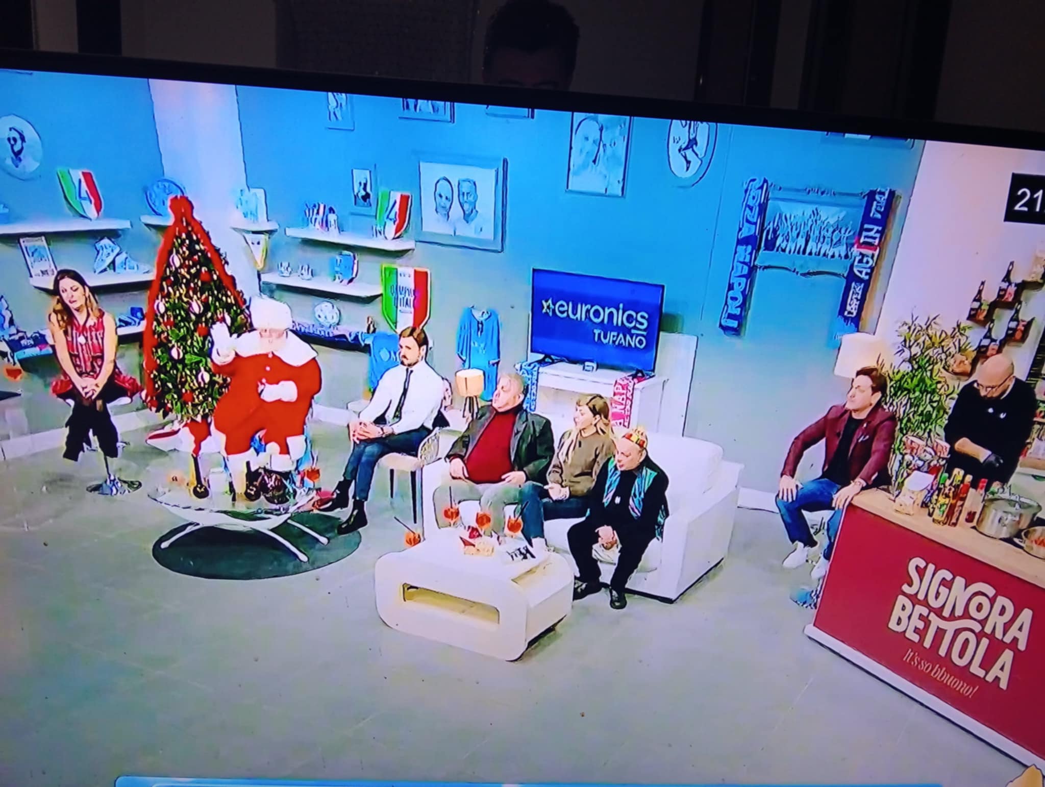 Il percussionista Tony Cercola e lo Stallone di Cercola, in versione Babbo Natale, protagonisti ad Onda Azzurra Stadio su TeleCapri. Erano presenti anche il comico Ciro Giustiniani  e Maria Rosaria Boccia