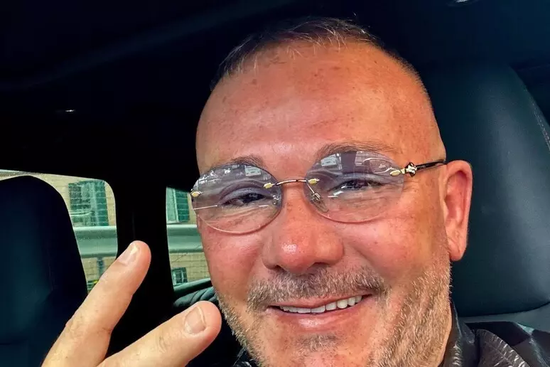 Fatture false ed evasione IVA, sequestrata società dalle Fiamme Gialle al tiktoker imprenditore. Napolitano: “Supereremo anche questa, restano aperti tre negozi”