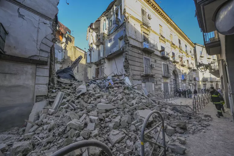 Crollo Casoria, Regione in campo contro lo sciacallaggio. Presidio costante dei volontari della Protezione Civile