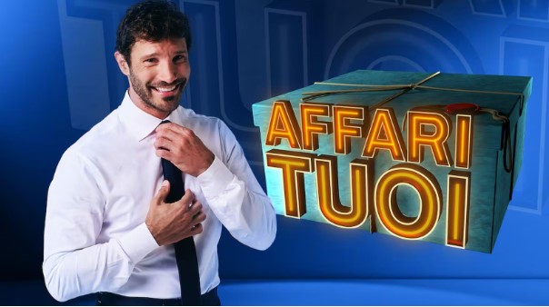Questa sera dalle ore 20,35 su Rai 1  “Affari Tuoi – Speciale Lotteria Italia”,  conduce Stefano De Martino, tra gli ospiti Francesca Chillemi, Brenda Lodigiani, Claudia Gerini, Noemi, Rocco Hunt e Francesco Paolantoni