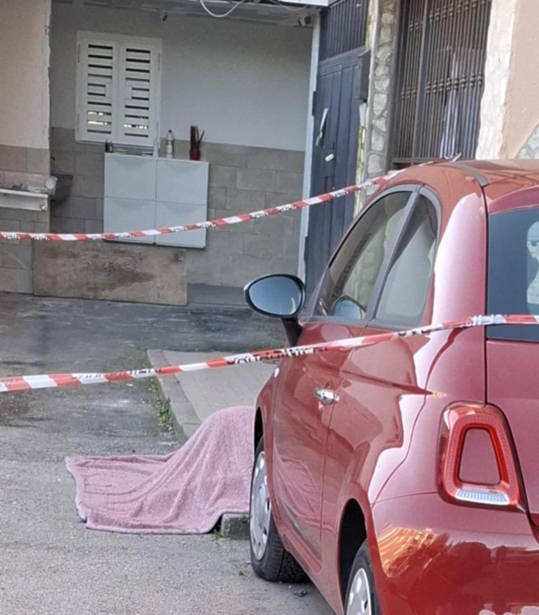Cercola. Dramma a Caravita, morta 27enne: caduta dal 4°piano di un palazzo dell’ex Iacp. Residenti sotto shock, indaga la Tenenza dei Carabinieri
