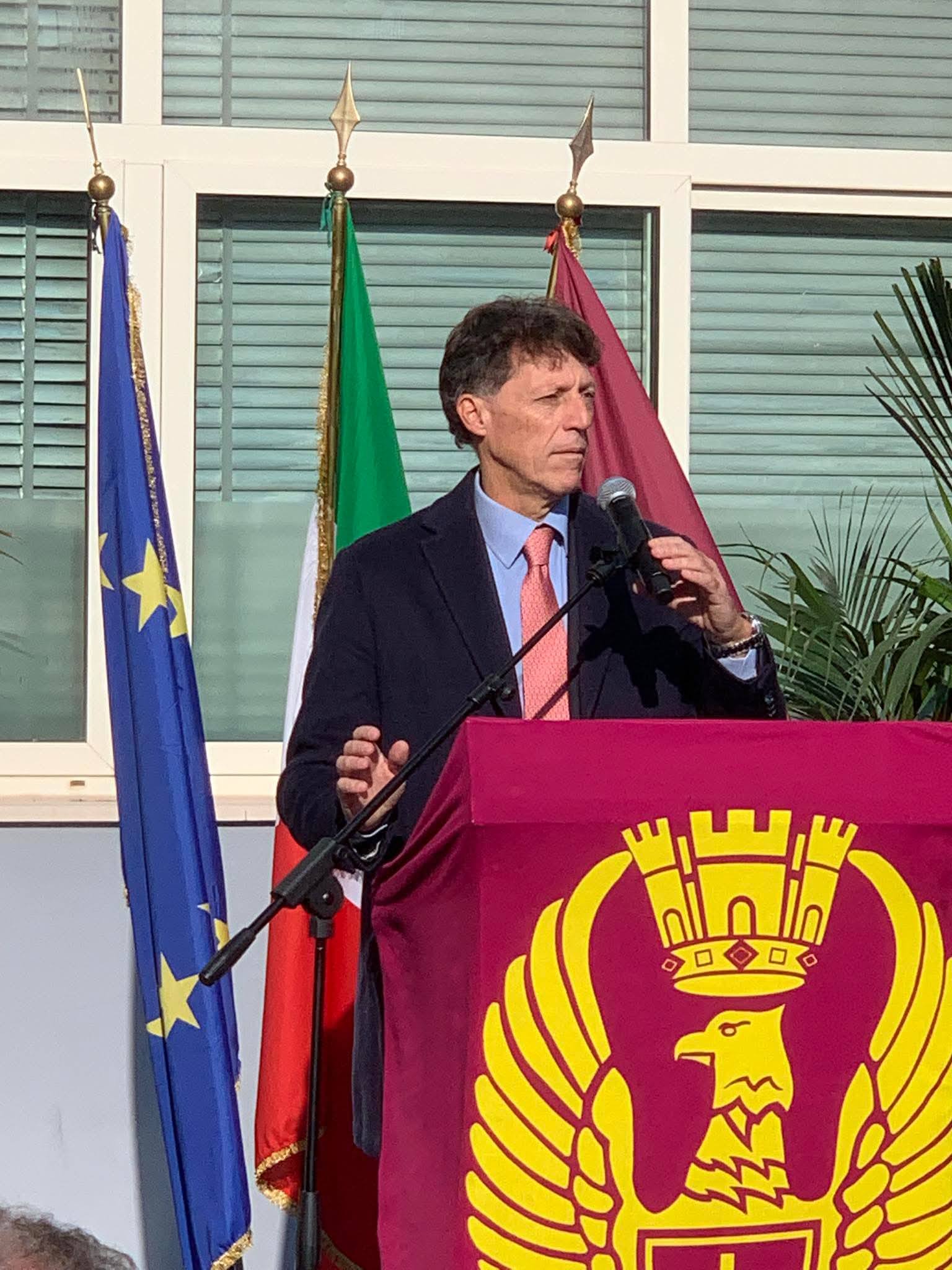 Enzo Cuomo(PD)  è ancora sindaco di Portici, formalmente  è incompatibile: lo dichiara la Prefettura di Napoli. Carmela Rescigno (Lega) pronta ad adire per le vie legali su presunte dichiarazioni mendaci del democrat