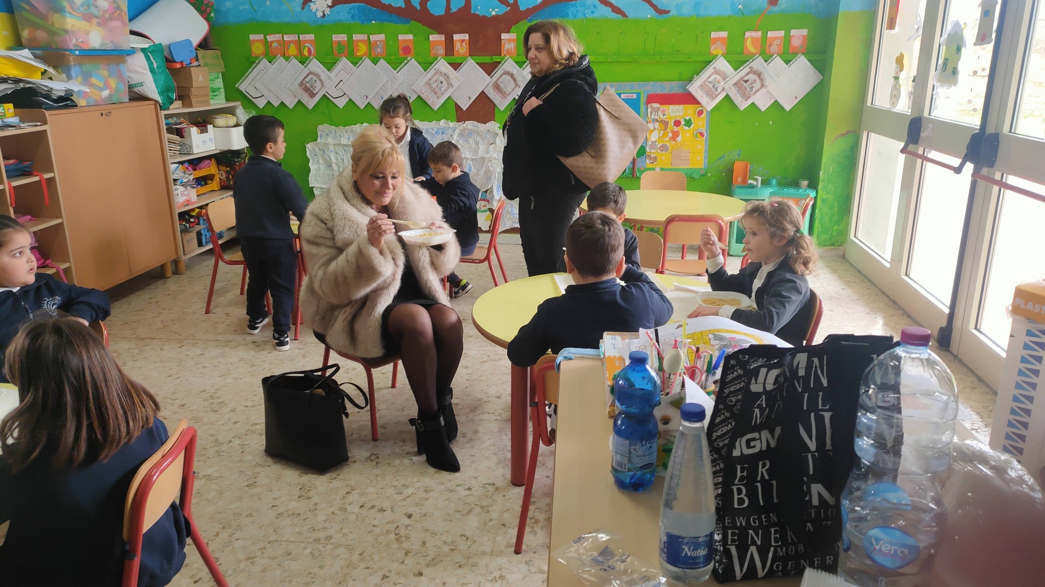 Volla. “Pasta e fagioli, patate e frittatina di buona qualità”:  il consigliere comunale Simona Mauriello ‘pranza’ con i bambini per l’inizio della refezione scolastica