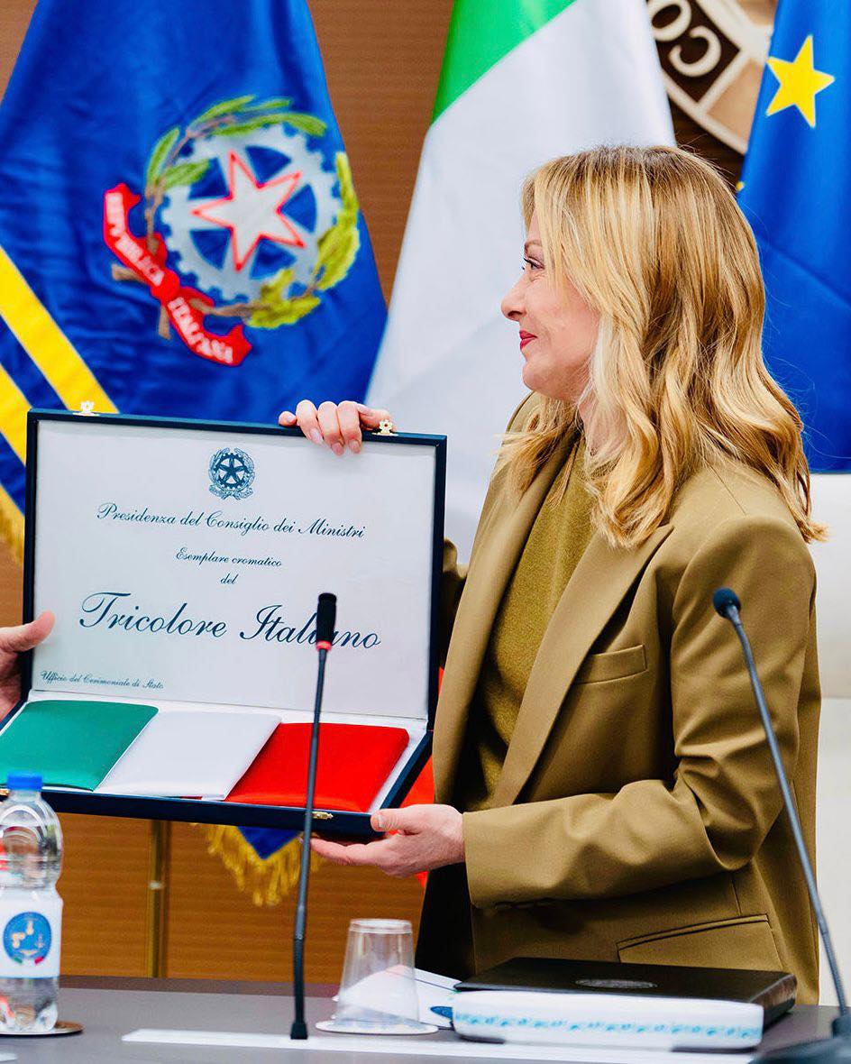 Giornata del Tricolore. Giorgia Meloni: “La bandiera rappresenta la nostra Storia. Oggi rendiamo onore alla nostra Patria e Unità Nazionale conquistate con sacrificio e fedeltà”