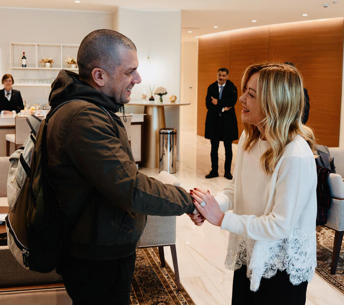 Rientrano in Italia Alberto Trentini e Mario Burlò, ad attenderli c’era Giorgia Meloni: “Bentornati!”