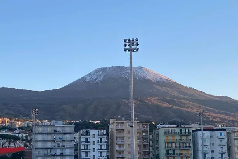Vesuvio imbiancato, prima neve del 2026. Boom di foto dei turisti