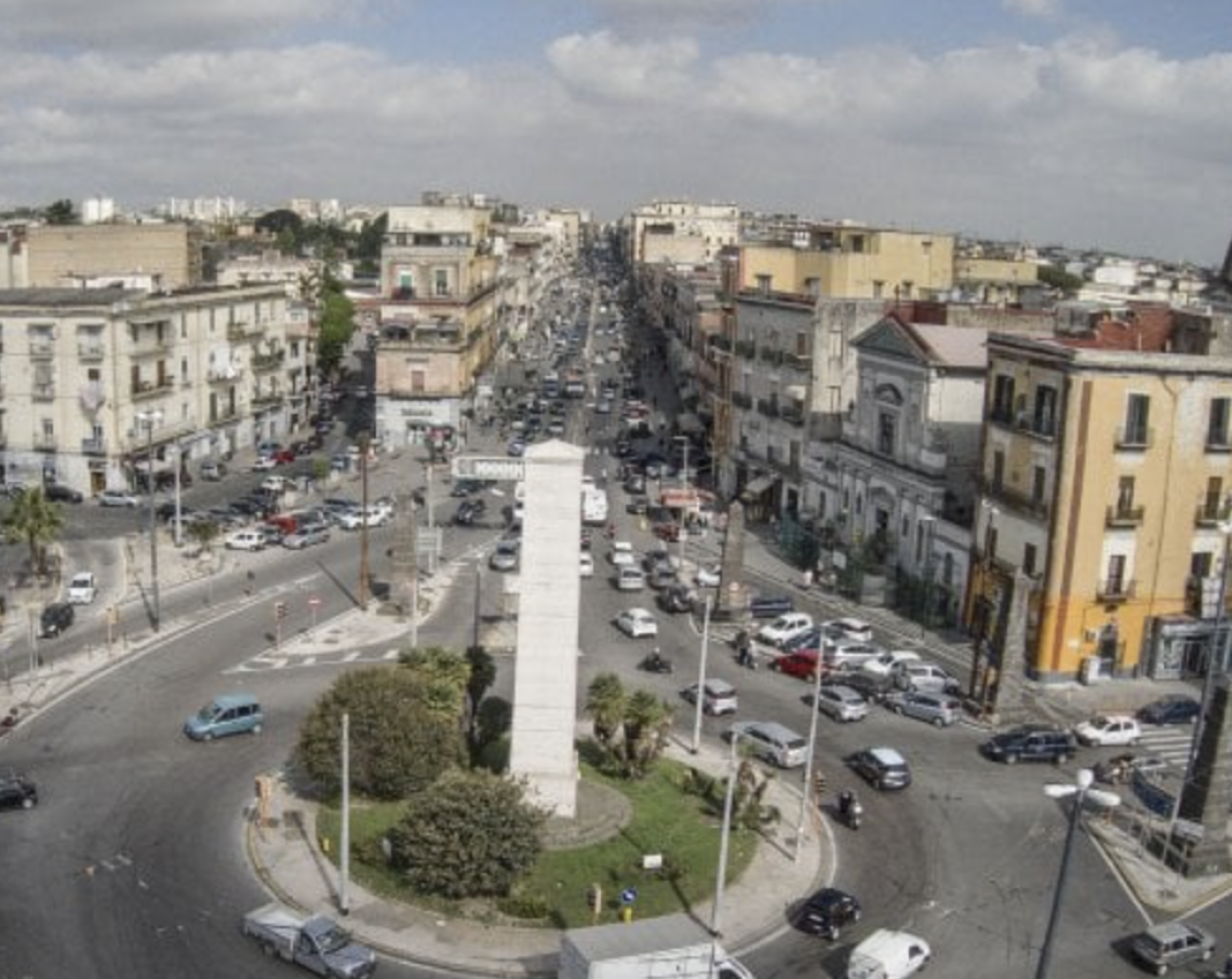Napoli. Secondigliano, trent’anni dopo la voragine: il Quadrivio rinasce tra memoria e partecipazione. Venerdì alle 15:00 il Sindaco Manfredi presenta il progetto “Era, È e Sarà Quadrivio”