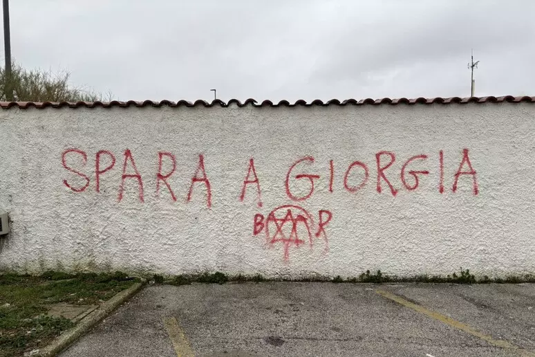 ‘Spara a Giorgia. Br’, la scritta in un parcheggio a Porto Recanati. Indaga la Digos della Questura di Recanati
