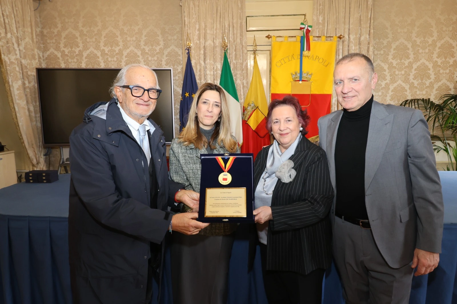 Comune di Napol consegna un riconoscimento   al Centro Accademia Nazionale Acconciatori Misti che ha conquistato la Coppa del Mondo