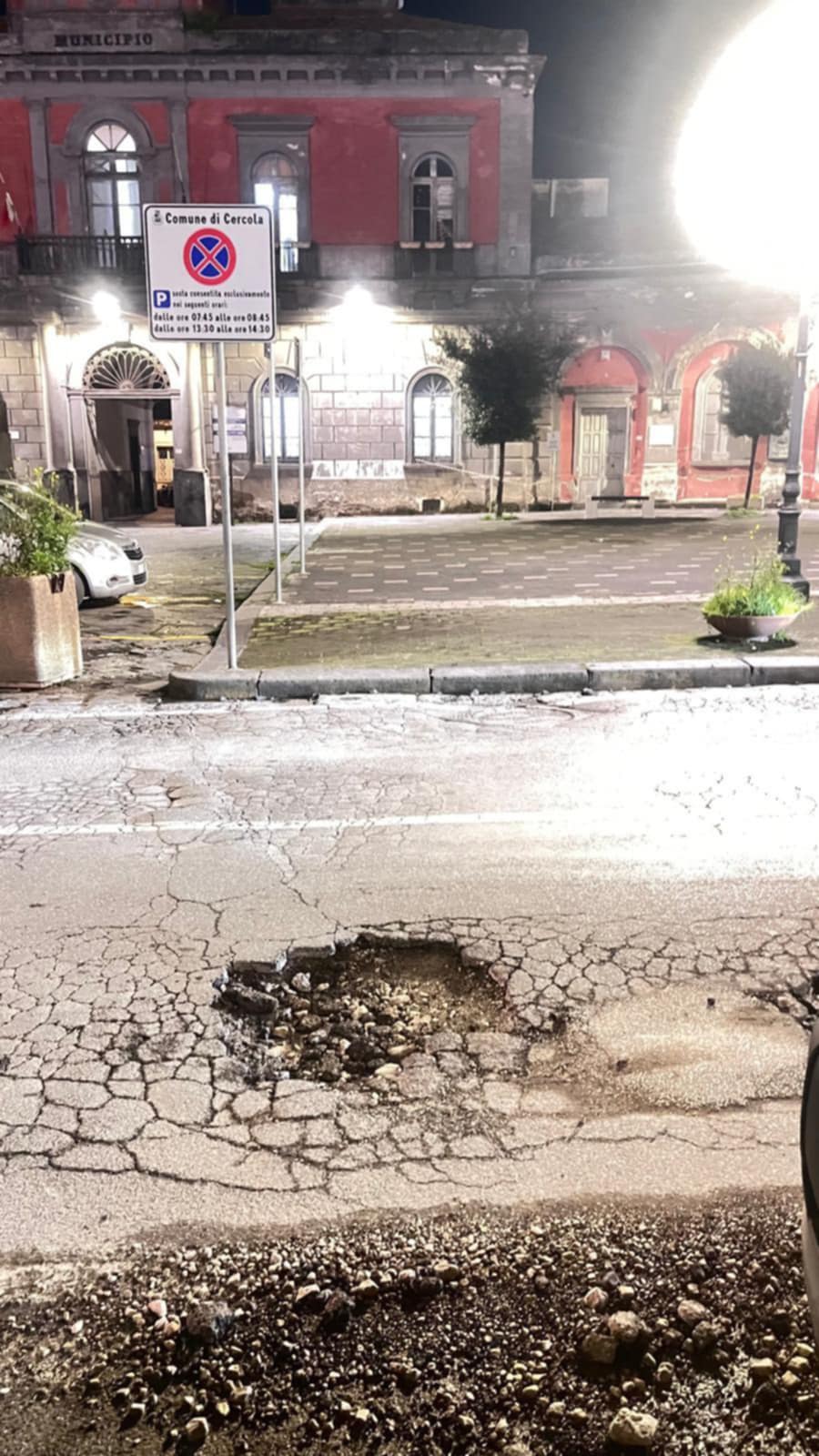 Cercola. Megabuche in Piazza della Libertà, proprio di fronte al Municipio. Sotto agli uffici del sindaco e dell’ufficio tecnico del comune. Un residente: “Vergogna, da 4 giorni nessuno interviene!”