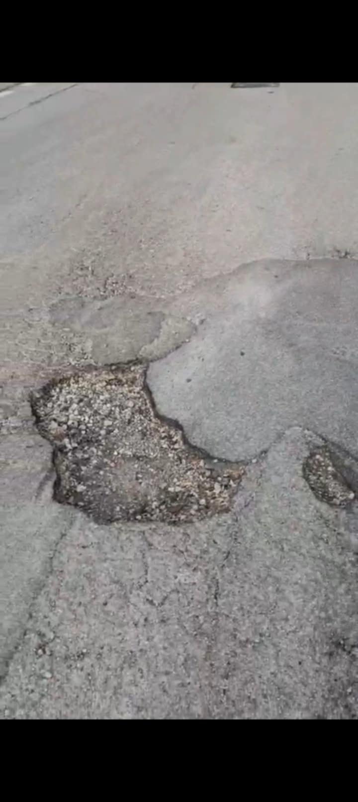 Cercola. Via Don Minzoni  ‘travolta’  dalle buche, manto stradale distrutto dai camion e dalla scarsa qualità dell’asfalto. I residenti imbufaliti