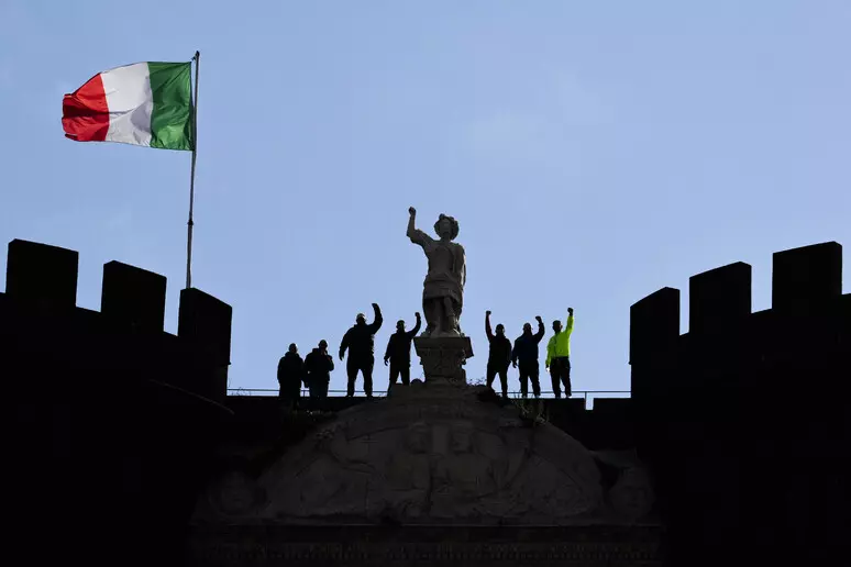 Napoli. Disoccupati in cima al Maschio Angioino. Protesta di ‘Cantiere 167 Scampia’. Sos per 1.200 senza lavoro