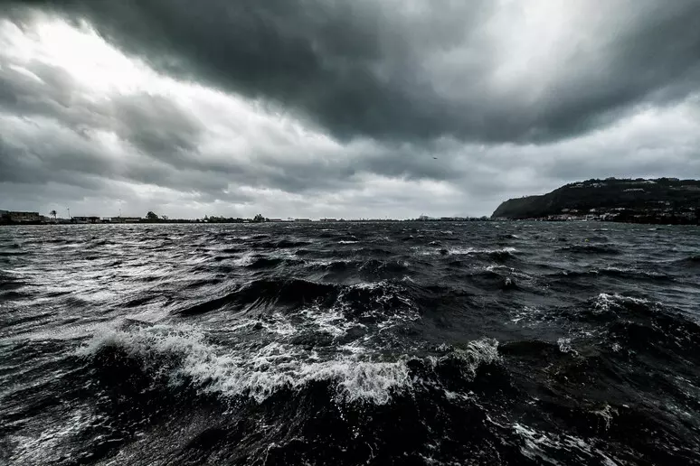 Maltempo in Campania, collegamenti difficili per Ischia e Procida. Sospese corse dei mezzi veloci