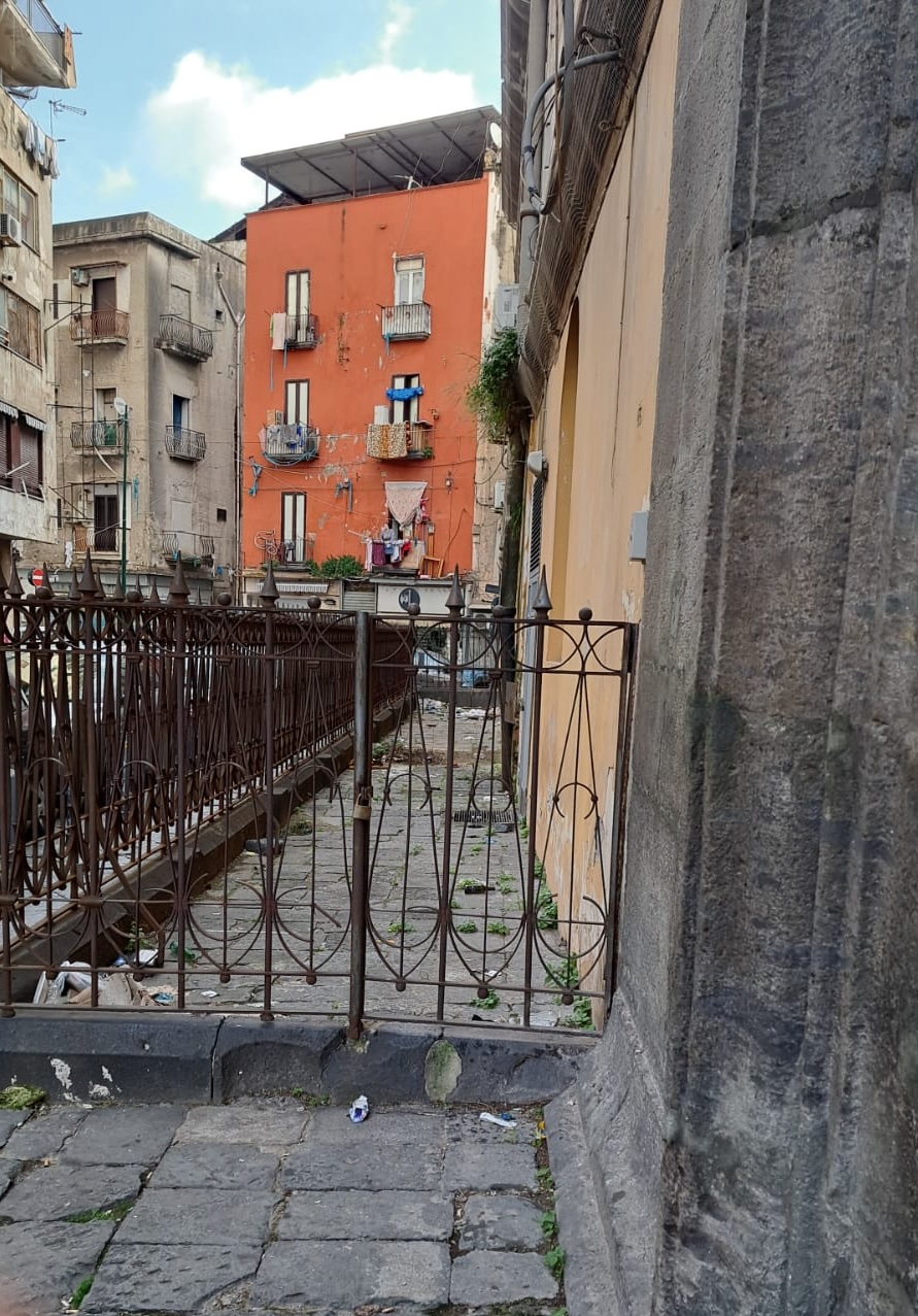 Napoli. A Forcella ripulito lo spazio antistante la Ruota degli Esposti