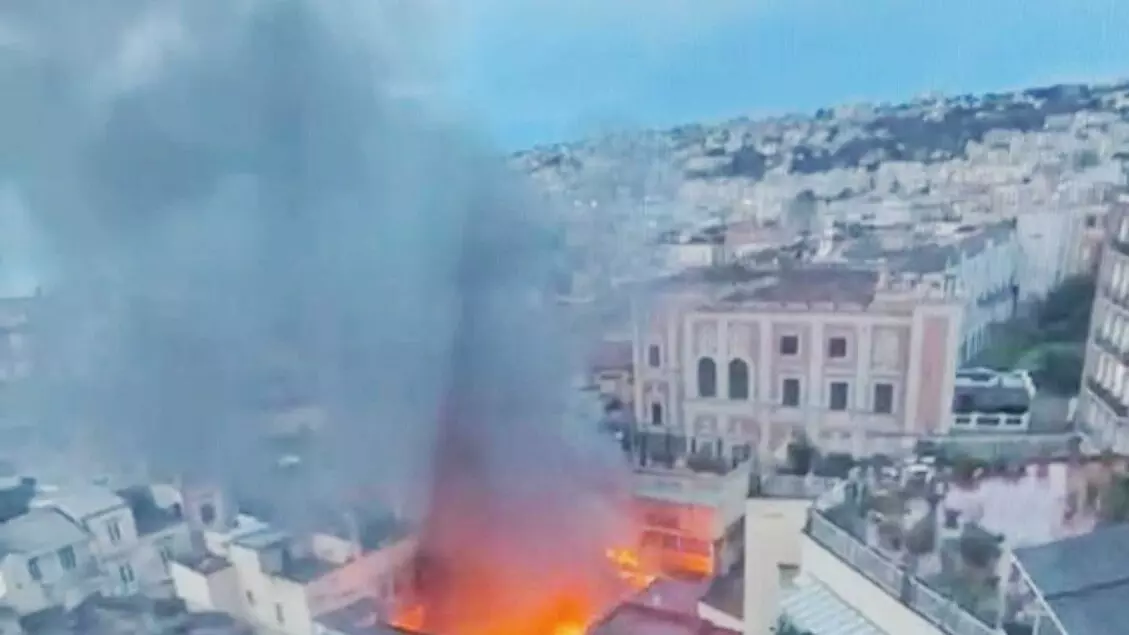 Napoli. Il teatro Sannazaro distrutto dalle fiamme, domato il rogo. Evacuati 25 appartamenti. Indagini per incendio colposo