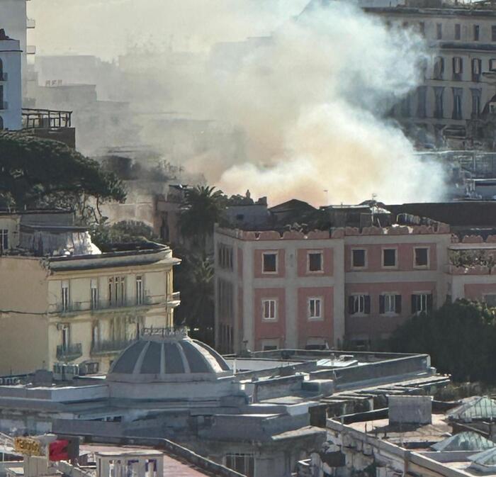 Napoli. Distrutto il Teatro Sannazaro, Roberto Fico:”Ferita per tutti”. Il sindaco Manfredi: “Mobilitiamoci tutti per resituirlo alla città”