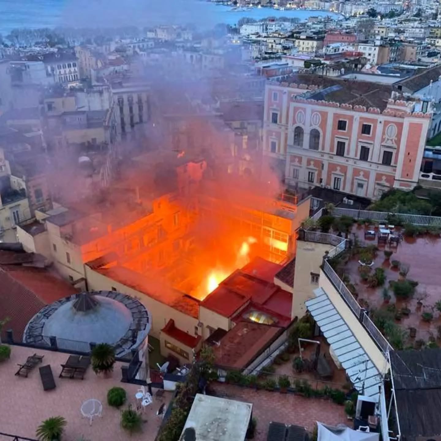 Napoli. Teatro Sannazaro in fiamme, danni a cupola e palazzi adiacenti. Sul posto i Vigili del Fuoco