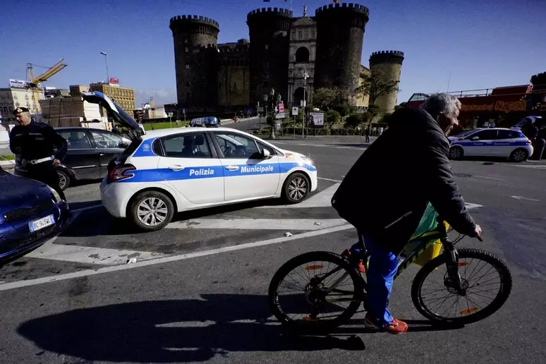 Napoli. Arrestato algerino, rapinata del cellulare una mamma teneva per mano  Napoli. Arrestato algerino, rapinata del cellulare una mamma teneva i due figli per mano