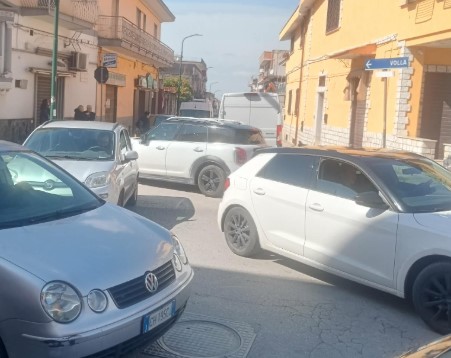 Cercola. Auto in panne un’ora e mezza all’incrocio via Don Minzoni – Corso Riccardi, traffico in tilt. Polizia Municipale assente. Liti tra gli automobilisti