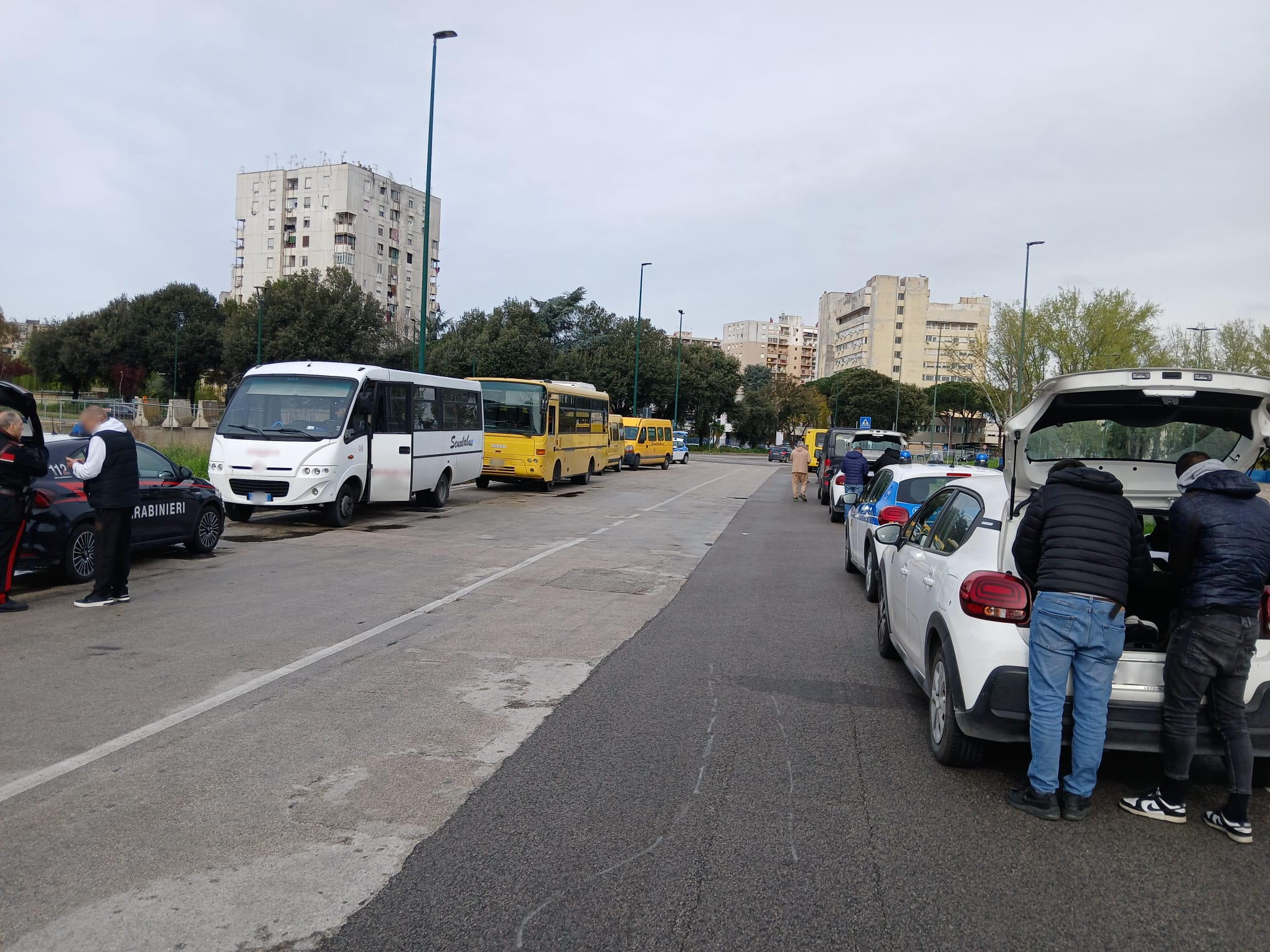 Napoli. Scampia: servizio abusivo, sequestrati 7 veicoli utilizzati per il trasporto alunni. Operazione congiunta dei caschi bianchi e Carabinieri