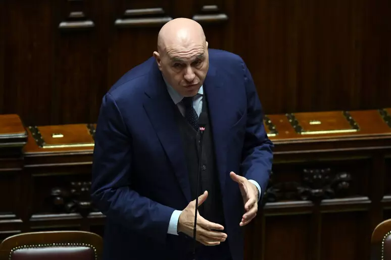 Iran sotto assedio. Ministro Difesa Crosetto ‘bloccato’ a Dubai. Esploso caso politico