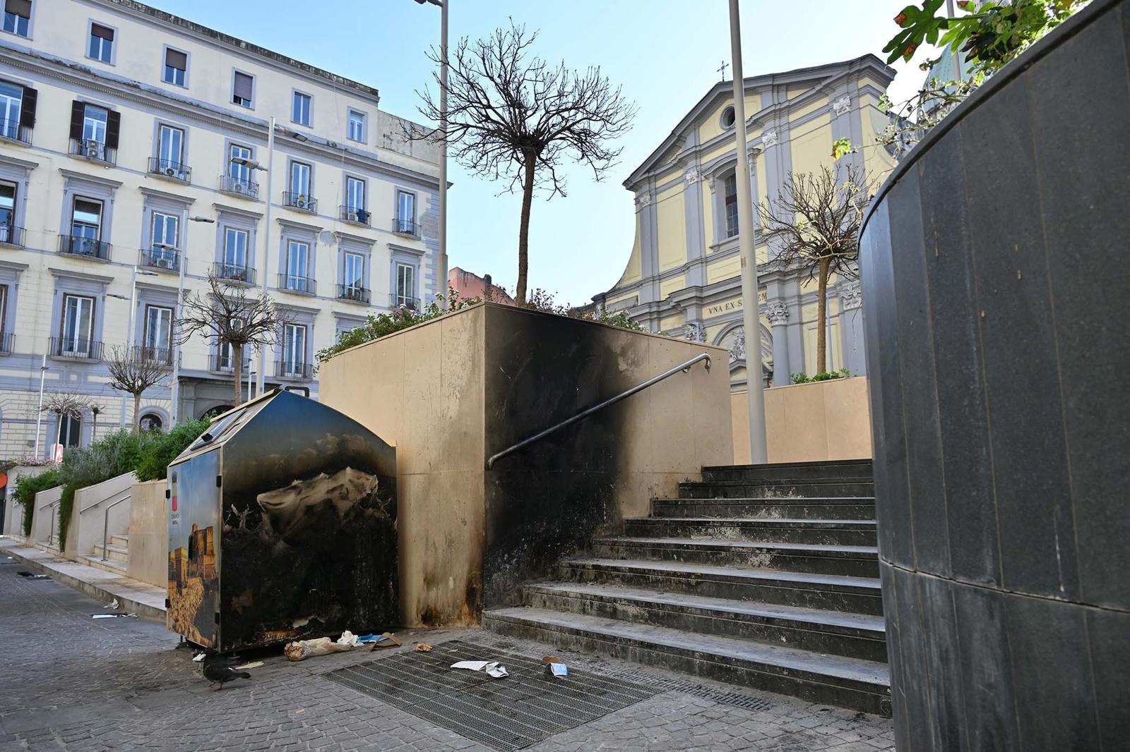 Napoli. Ripristinato il decoro in Piazza Santa Maria degli Angeli dopo l’incendio