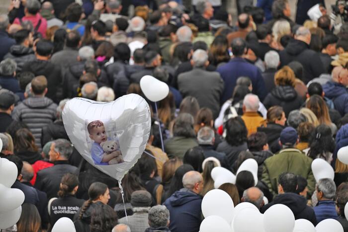 Nola. Celebrati i  funerali di Domenico, il vescovo: “Abbiamo il cuore spezzato” . La mamma: “Vi siete mossi tutti, grazie”