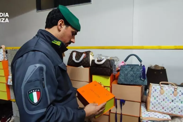 San Giorgio a Cremano. Scoperto da Guardia di Finanza centro commerciale del falso da 530 mq , 24mila capi di abbigliamento e accessori di 40 griffe false