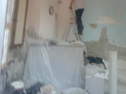 Eseguiti lavori di ristrutturazione negli uffici del cimitero consortile di Massa di Somma durante  il ricevimento degli utenti. Un anziano: “Indecoroso!”