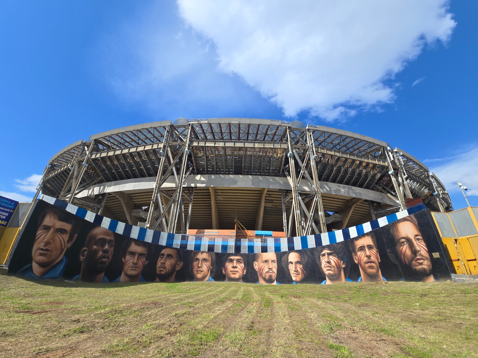 Napoli, lo stadio Maradona si tinge di arte: inaugurato il nuovo murales di Jorit che imprime i segni tribali sui volti dei campioni azzurri