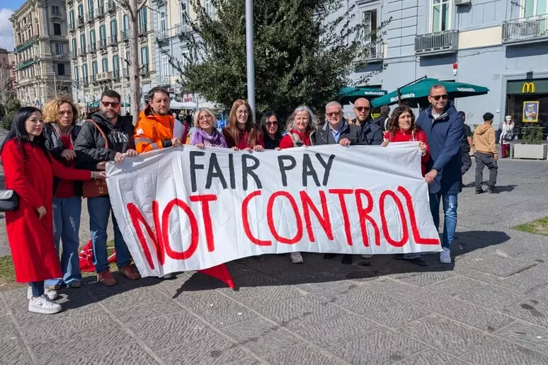 Napoli Scesi in piazza i Rider in piazza:  “Ora vogliamo un vero contratto di lavoro”
