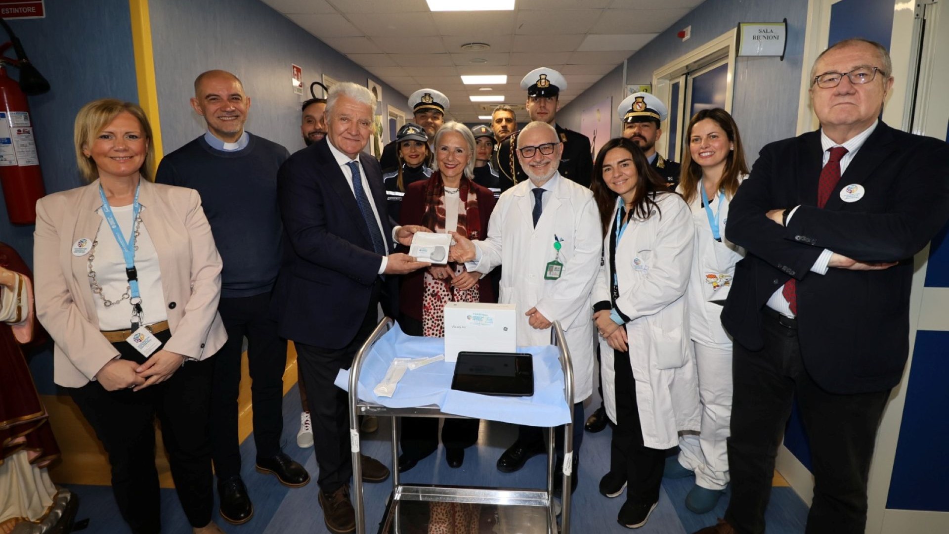 Napoli. Solidarietà in corsia: la Polizia Municipale dona un innovativo ecografo wireless all’Ospedale Santobono
