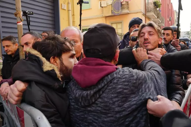 Tafferugli  a Bagnoli per l’America’s Cup, poliziotto ferito alla testa